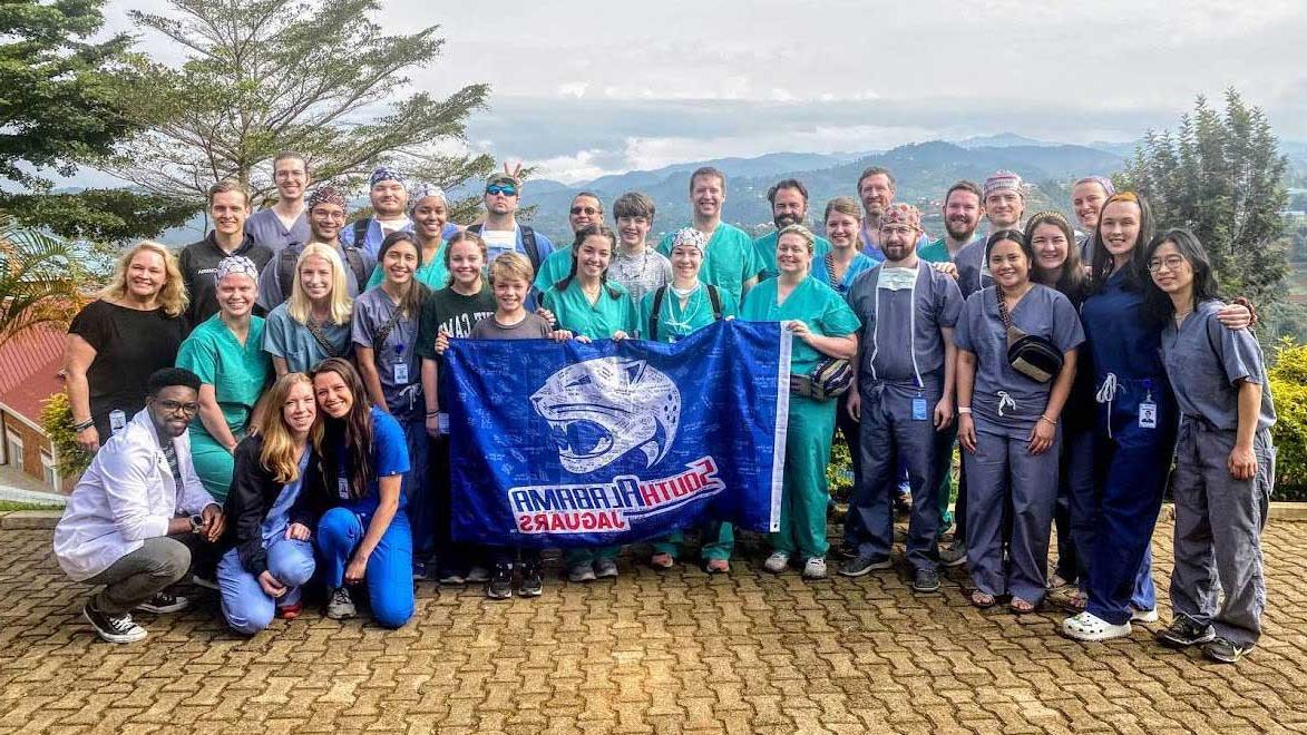 美国医学院四年级学生, 卢旺达西南部基博戈拉医院的居民和医生.